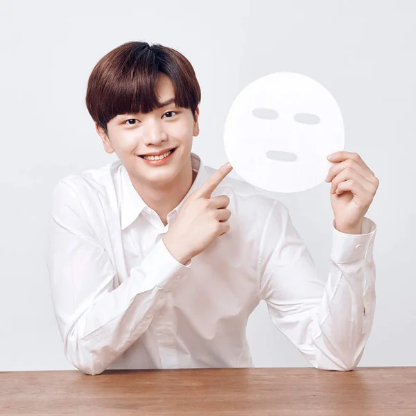 Hyaluron Moisturizing Glow Luminous Ampoule Mask