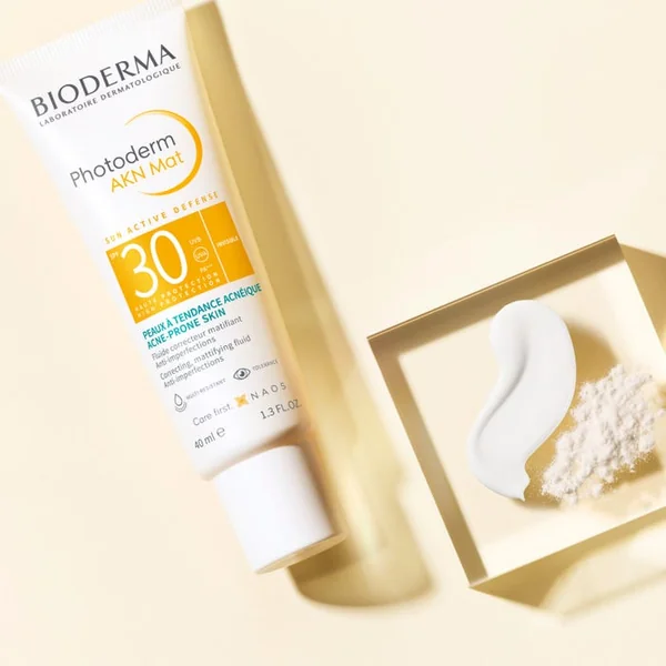 PHOTODERM AKN MAT - Fluide Solaire Correcteur Matifiant Invisible SPF30 - Visage - Peaux à Tendance Acnéique, 40ml