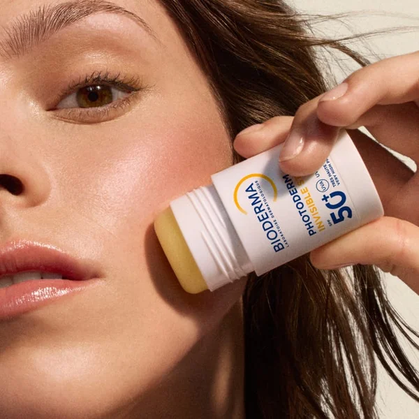PHOTODERM - Stick Solaire Invisible SPF50+ - Visage et Zones Sensibles - Tous Types de Peaux, 15g
